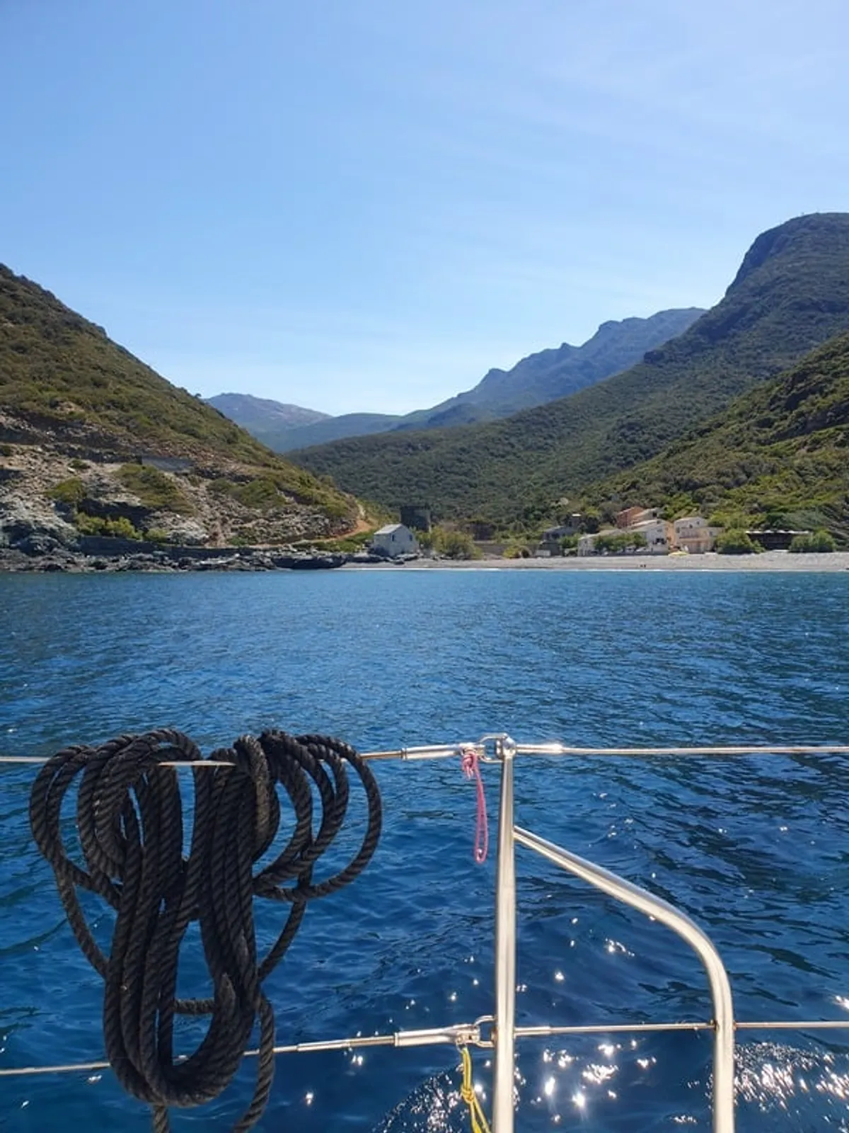 Voilier au mouillage face au village suspendu de Nonza sur la côte ouest du Cap Corse
