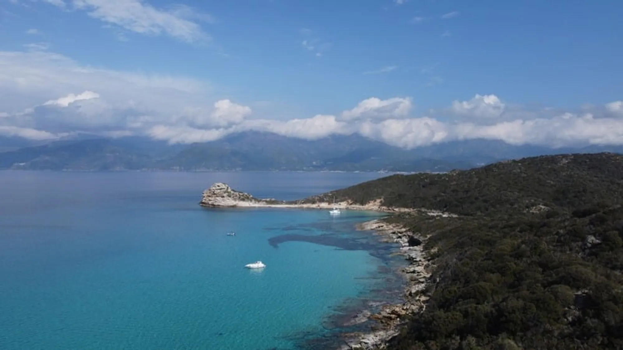 Vista aerea di una spiaggia selvaggia del deserto degli Agriati con barche a vela all'ancora su acqua turchese