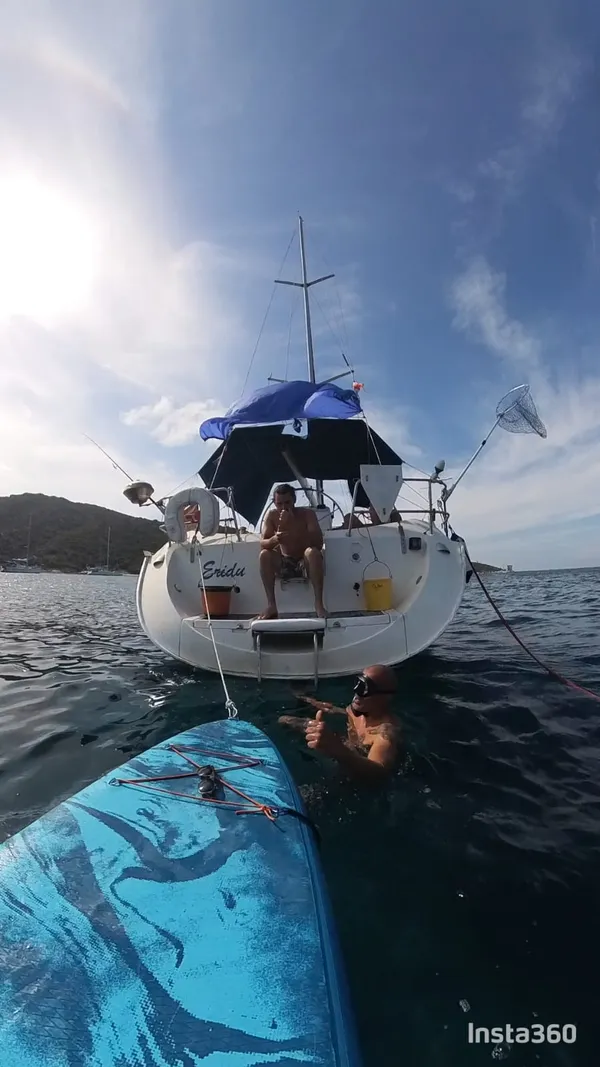 Baignade au paddle et masque autour du voilier Eridu au mouillage aux Agriates