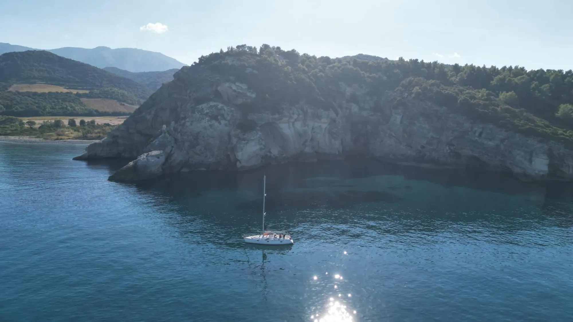 Voilier longeant les falaises du Cap Corse près de Nonza